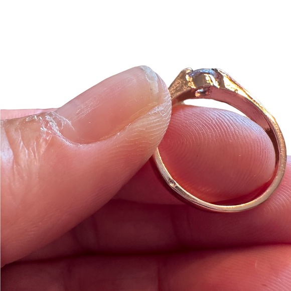 Rose Gold and Zircon Ring - Picture 5 of 5